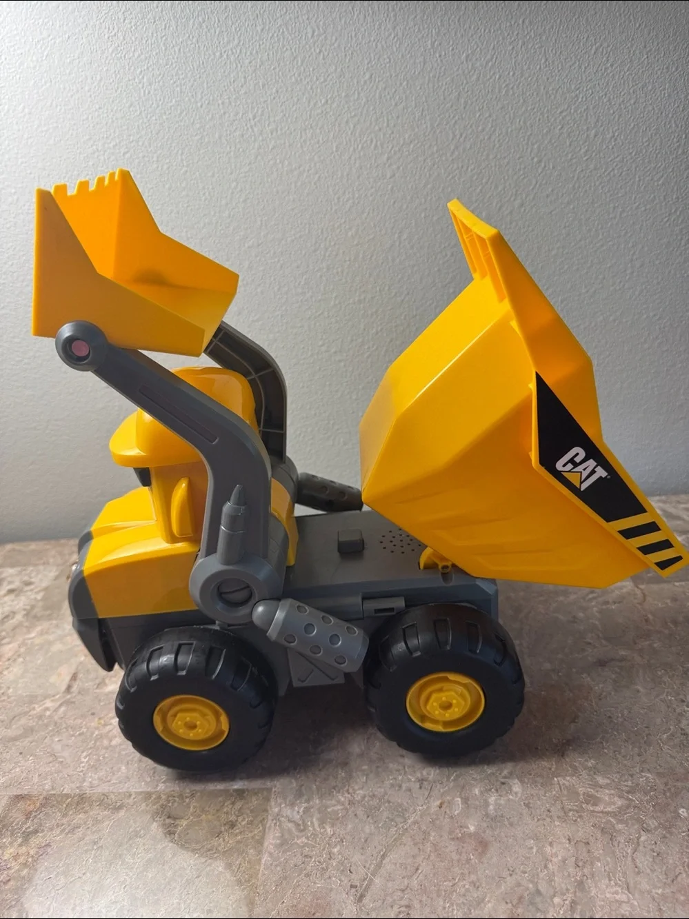 Funrise Cat Junior Crew Tipper 14” Electronic Construction Vehicle 82956